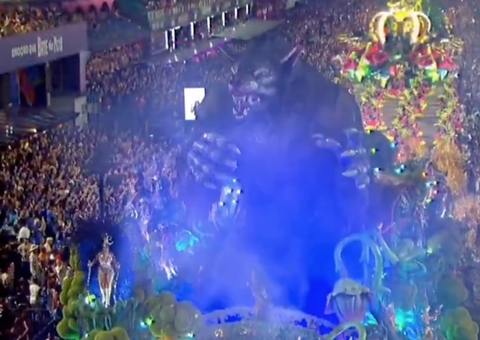 Lobisomem gigante controlado por artistas de Parintins surpreende Sapucaí; 