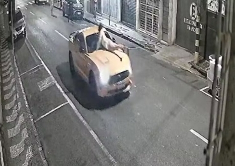 Homem atropela ex e dirige com vítima no capô no Paraná