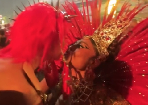 Sabrina Sato surpreende e dá selinho em Juliana Paes na Sapucaí