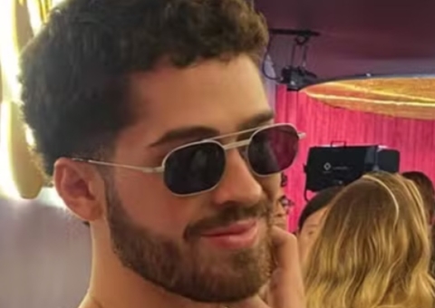 João Guilherme perde celular após parar para fazer xixi na Sapucaí