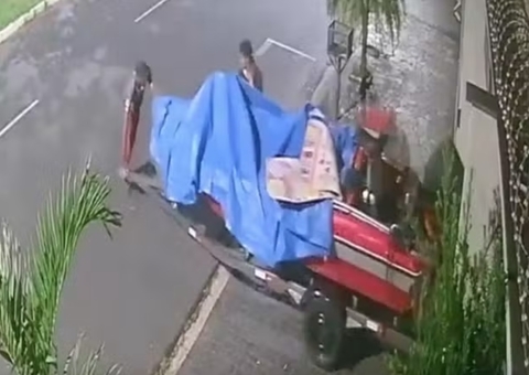 Morador esquece portão aberto e tem lancha de R$ 80 mil furtada em MG; vídeo
