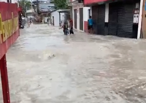 Chuva torrencial deixa rua intrafegável e assusta moradores no Mundo Novo
