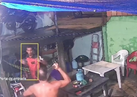 Morador enfrenta suspeito com terçado e evita invasão em Manaus; vídeo