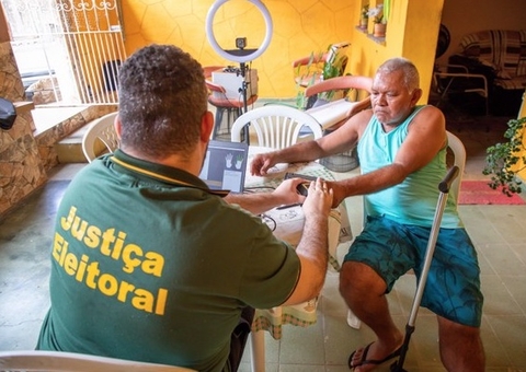TRE-AM leva biometria à casa de eleitores com dificuldade de locomoção