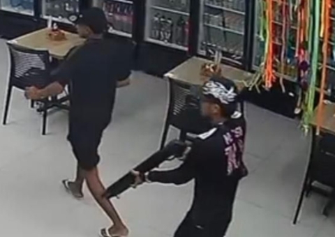 Trio armado faz "limpa" em conveniência no Tarumã; vídeo