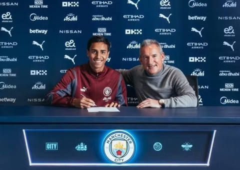 Manchester City anuncia contratação de Vitor Reis por 4 anos