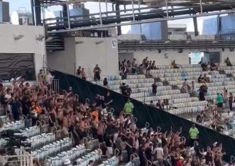Torcedores do Corinthians 'invadem' área no Maracanã e são retirados à força