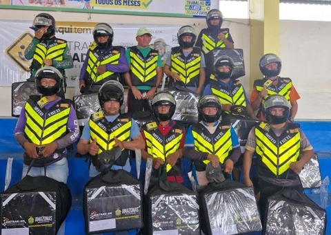Detran-AM entrega kits de segurança a motofretistas de Manaquiri
