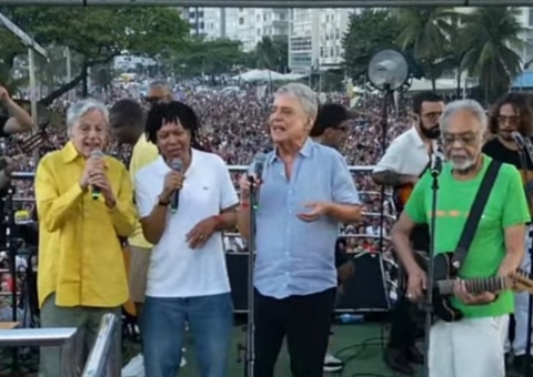 Chico, Gil e Caetano puxam coro de 'sem anistia' em Copacabana; vídeo