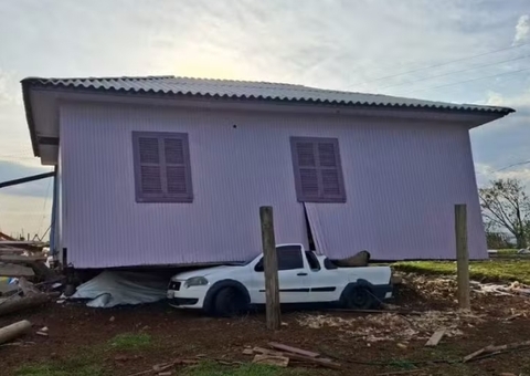 Casa é arrancada pelo vento e vai parar em cima de carro durante temporal em SC