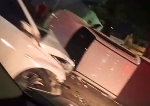 Caminhonete capota após colisão no conjunto Eldorado