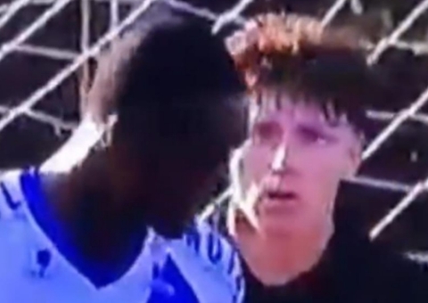 Jogador que xingou rival de 'macaco' recebe pena menor que vítima; entenda