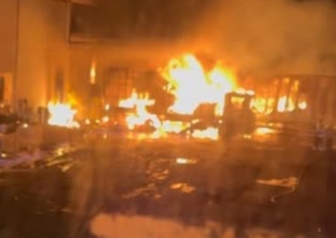 Incêndio de grandes proporções destrói galpão no Tarumã; VÍDEO