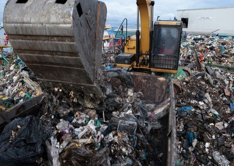 Mais de 300 toneladas de lixo são recolhidas do Rio Negro neste domingo
