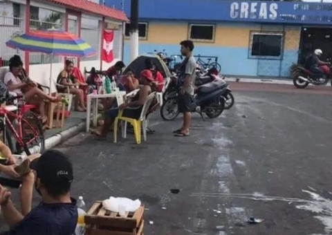 Fiscais removem objetos usados para guardar lugares na fila ao Bumbódromo