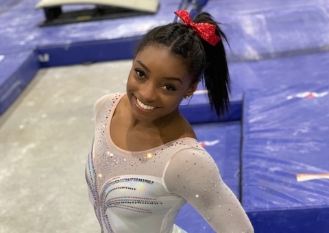 Biles limita redes e afasta traumas em retorno às Olimpíadas