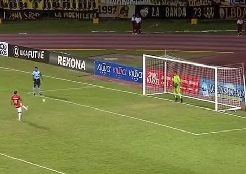 Time se revolta com gol anulado e erra pênaltis de propósito