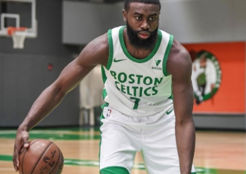 Pai de astro do Boston Celtics é preso e acusado por tentativa de homicídio