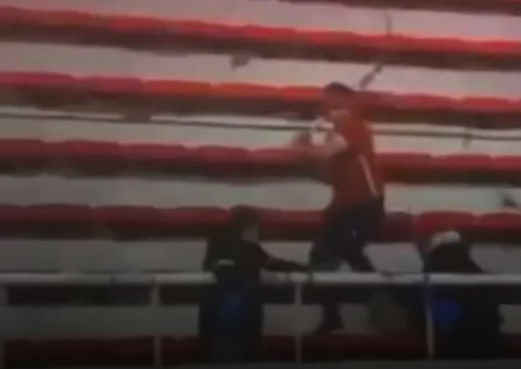 Torcida de La U obrigou funcionário de estádio a beber urina, diz jornal