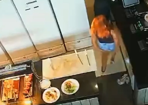 Cabelo de cliente pega fogo em acidente em restaurante em Belo Horizonte; vídeo