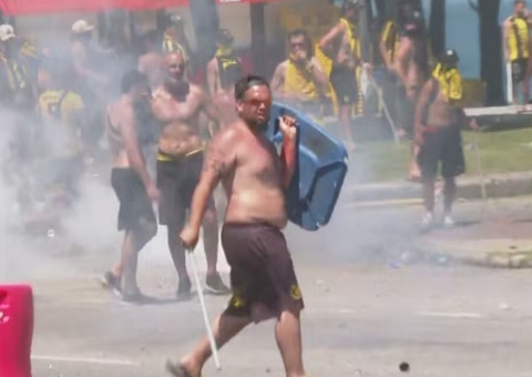 Torcedores do Peñarol incendeiam carros e roubam comércios no Rio; vídeos