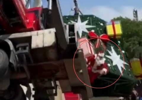 'Papai Noel' pula de guindaste durante queda de árvore de Natal no Largo; veja vídeo