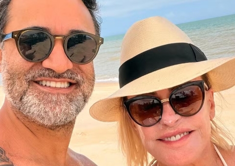 Ana Maria Braga posa de biquíni na praia com marido; veja