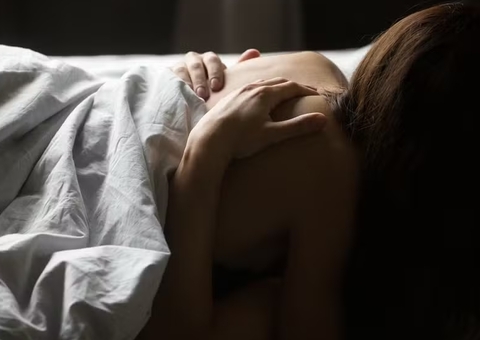 Comum entre adultos jovens, asfixia durante o sexo tem riscos; confira