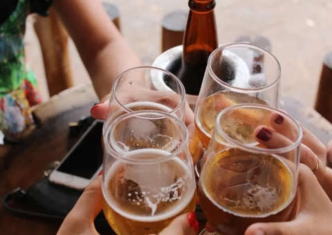 Entenda o risco de misturar álcool e remédios durante Carnaval