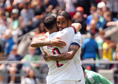 PSG faz jogo básico, vence Seattle e avança no grupo do Botafogo