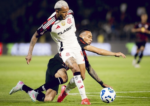 De virada, Flamengo vence o Bragantino e cola no líder Cruzeiro