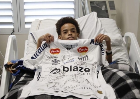 Jovem internado realiza sonho ao receber camisa autografada do Santos
