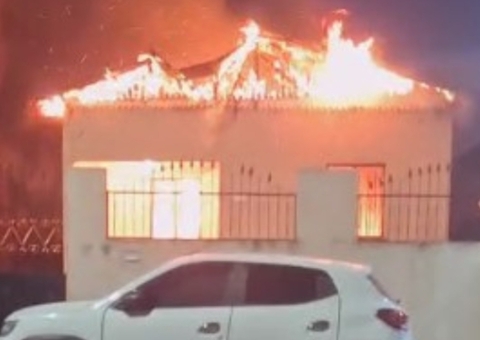 Mulher incendeia própria casa após ser espancada pelo marido; vídeo