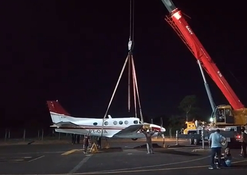 Vídeo: Avião que fez pouso de emergência em Manaus é removido da pista