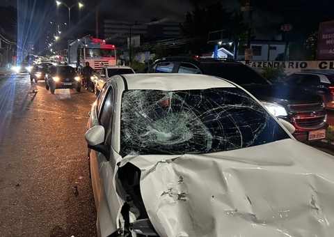 Motociclista fica gravemente ferido após colisão com carro em avenida de Manaus