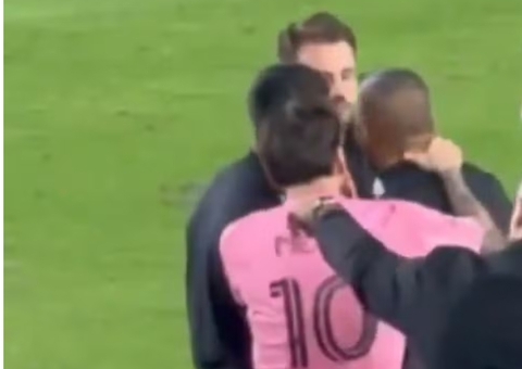 Messi segura auxiliar rival pelo pescoço após reclamar de arbitragem em jogo; vídeo