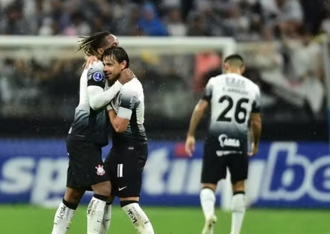 Com um a menos, Corinthians bate Racing e respira na Sul-Americana