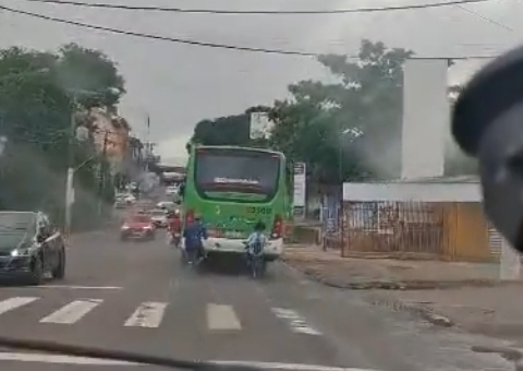 Ciclistas são flagrados pegando "carona" em traseira de ônibus em Manaus