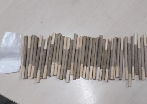 Criminoso foge pelo rio Negro e deixa cair cigarros de maconha na Manaus Moderna