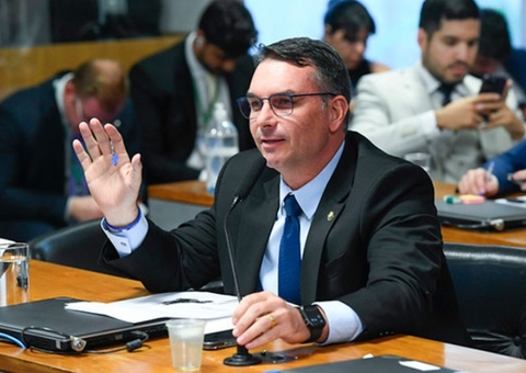 Flávio Bolsonaro diz que mãe e avós foram feitos reféns durante assalto