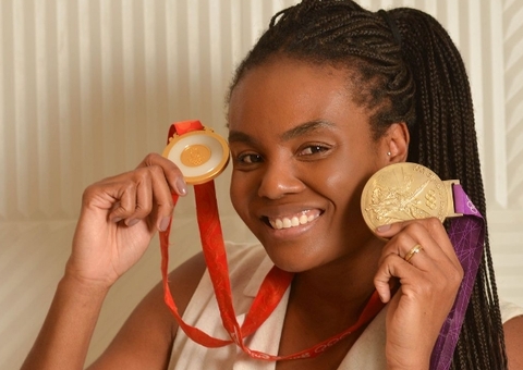 Bicampeã olímpica de vôlei, Fabiana anuncia aposentadoria aos 39 anos