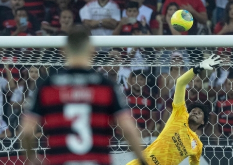 Corinthians notificará Flamengo da compra de Hugo Souza nesta sexta-feira