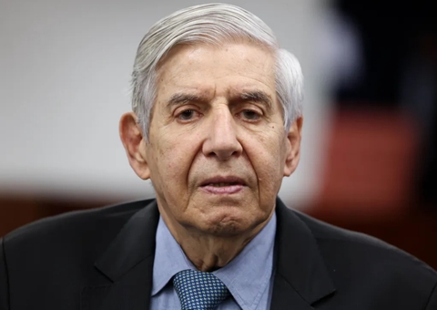 Defesa de Augusto Heleno acusa "perseguição" após início da execução da pena