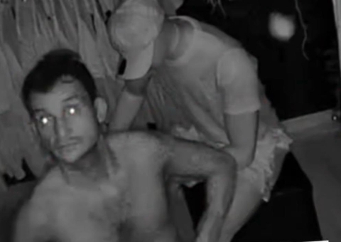 Pelado, homem invade loja de roupas e tenta roubar mercadorias em Manaus; vídeo