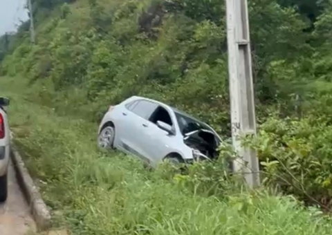 Acidente na BR-174 deixa carro destruído no km 10 da rodovia; vídeo