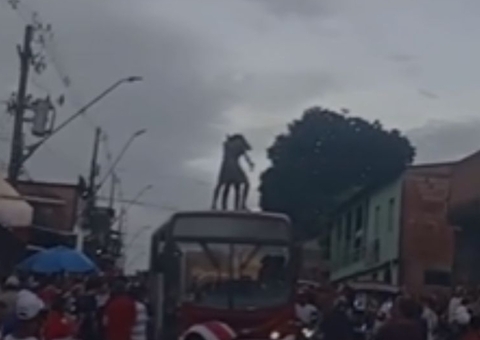 Pessoas sobem em ônibus, dançam e travam trânsito no Jorge Teixeira; vídeo