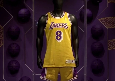 Camisa usada por Kobe Bryant em estreia nos Lakers é vendida por R$ 39 mi