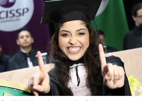 Aluna 'passa direto' em todas as matérias da faculdade e se forma sozinha