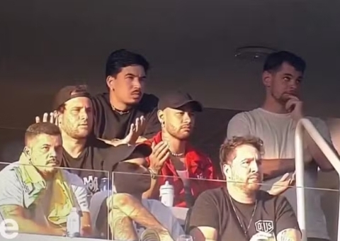 Neymar mostra surpresa após Dorival substituir Vini por Endrick