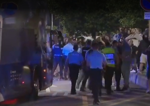 Torcida do Porto recebe elenco com protesto após campanha pífia no Mundial